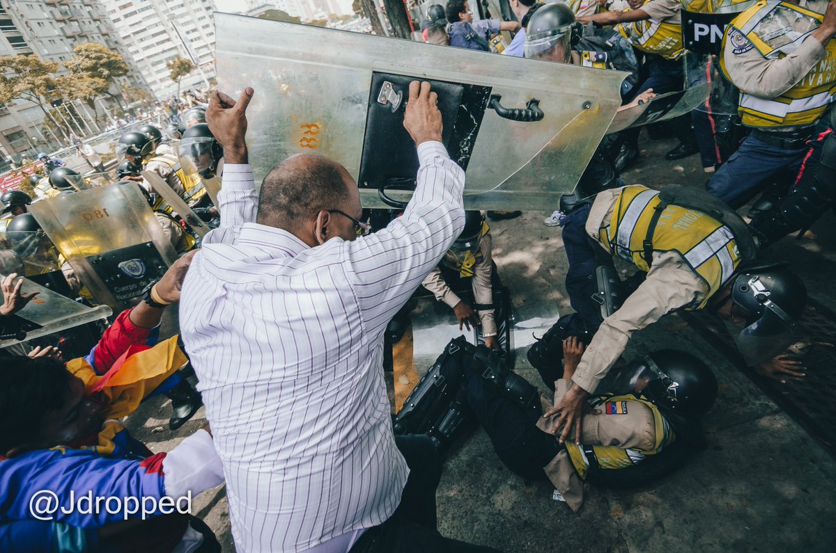 jdropped's tweet photo. Enfrentamientos en la Av. Libertador #DictaduraEnVzla  #Caracas #UnMinutoDeSilencio https://t.co/EL4KqeqOfG
