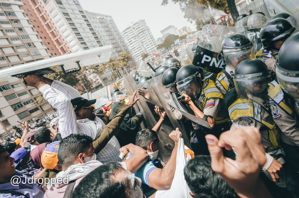 jdropped's tweet photo. Enfrentamientos en la Av. Libertador #DictaduraEnVzla  #Caracas #UnMinutoDeSilencio https://t.co/Q57ZOyWsDr
