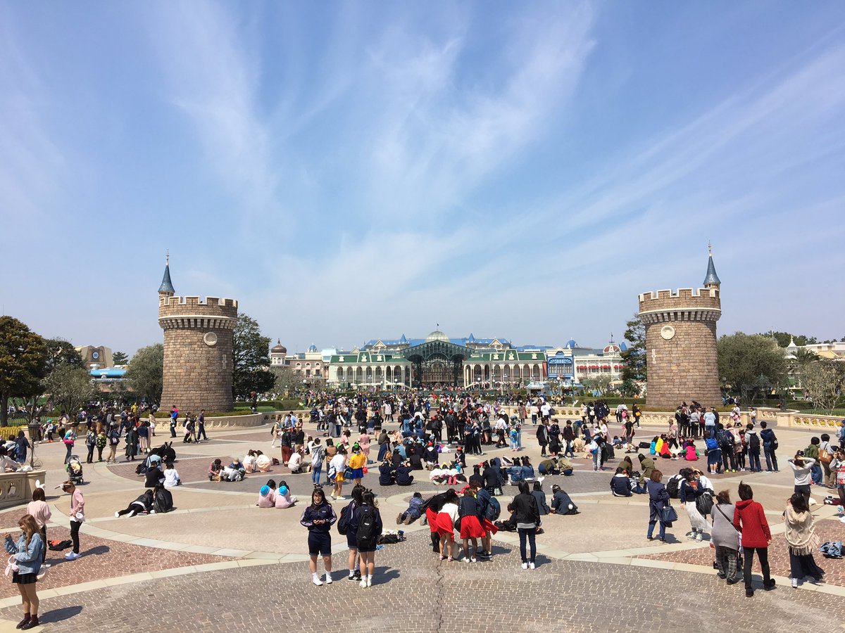 tinkyuna's tweet photo. 2年ぶりにランド〜！！
空いてる方だと思う！楽しい💯💯

#TDL_now https://t.co/3ujXxZPDV0