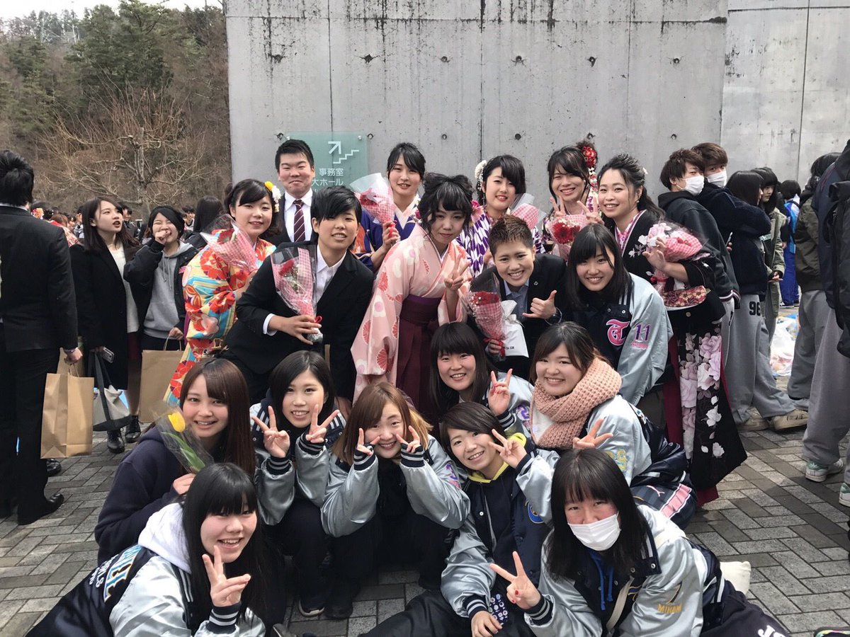 都留文科大学 女子ソフトボール同好会 先日 先輩方が卒業して 早くも今日は入学式 新入生のみなさんおめでとうございます スカウトストリートでビラ配りしてます 初心者も経験者も大歓迎 都留文科大学 春から都留文 女子ソフトボール同好