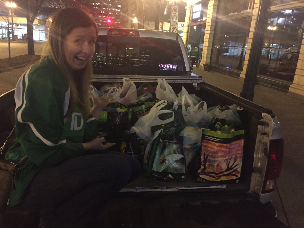 A truck load of food for the <a href="/yegfoodbank/">Edmonton's Food Bank</a> thanks to #TDGenNextYEG <a href="/PrairieGenNext/">Prairie GenNext</a> @BrianGervais_TD <a href="/AnnechristineG/">Anne-Christine Gagné</a> @Lcolangelo_TD