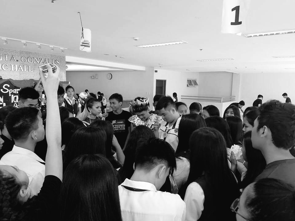 Emanems_'s tweet photo. Never nawala 'to sa batch namin. Prayer is always our secret to success! Thank you God. 💕 #VictoriousGoodBye https://t.co/2gXo0kQDcw