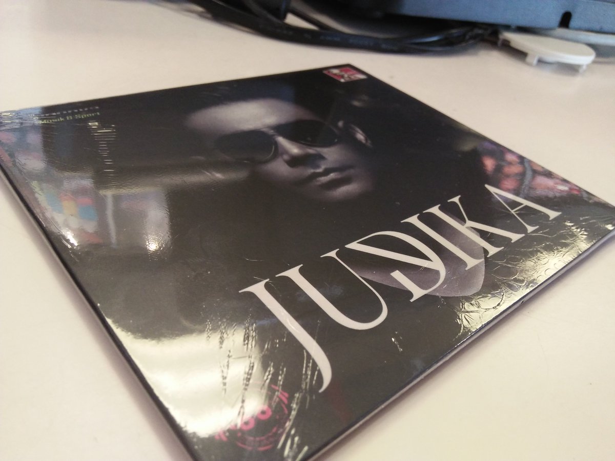 Hai Judikaholic. Udah beli album bang <a href="/Judikajude/">Judikajude</a> yg terbaru blm? CD bs kalian beli di stor KFC di kota2 kalian ya.  #judika #judikaholic