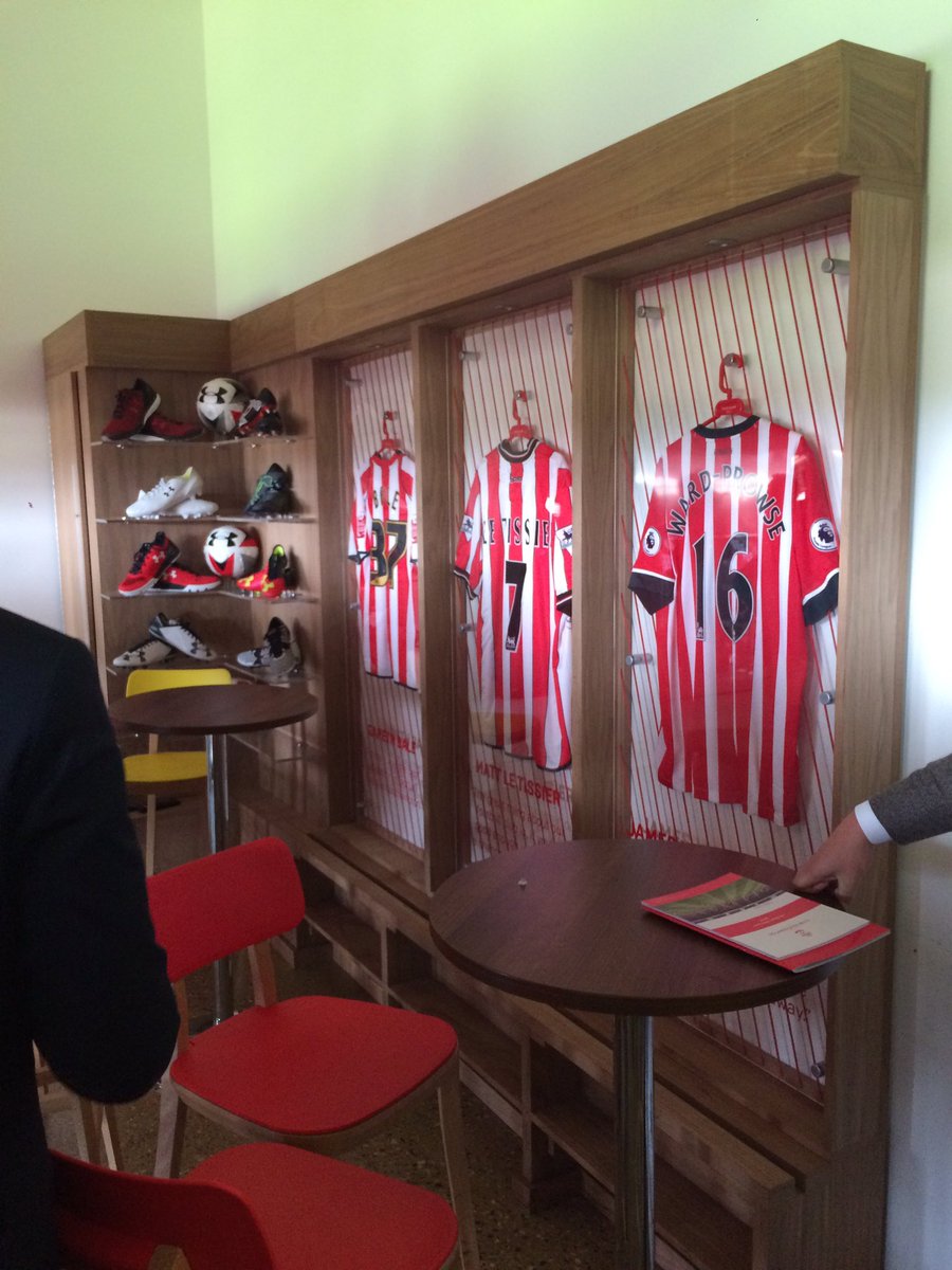 RobbertNuytinck's tweet photo. Een heel mooie @KNVBExpertise #Fieldtrip afgesloten met Brigthon - Birmingham City #Southampton #Portsmouth #Brighton #topoftheleague https://t.co/pAUDaUDN8G