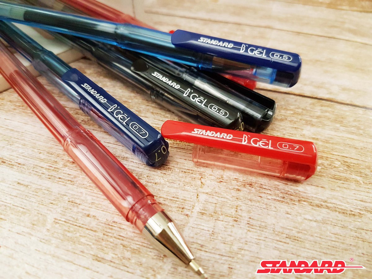 B'gel, bolpoin bertinta gel dari Standard memiliki 2 ukuran mata pena yaitu 0.5 dan 0.7 
#standardpen #produkindonesia #bgel