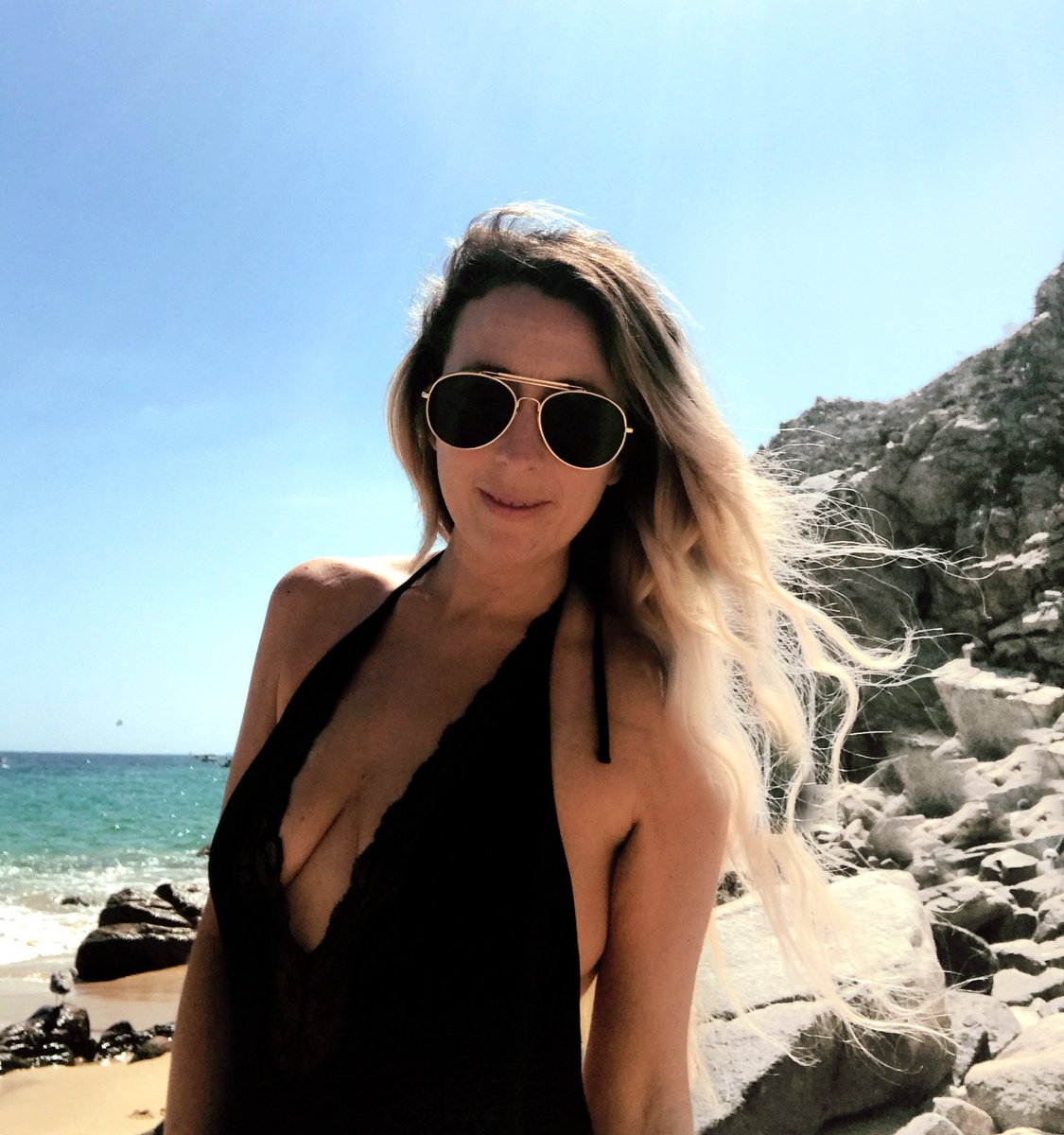 SuziBoyle1's tweet photo. Making Mexican waves #inmyshades #soinlovewiththisplace #adventures #toasecretcove https://t.co/gCOEXe3U33