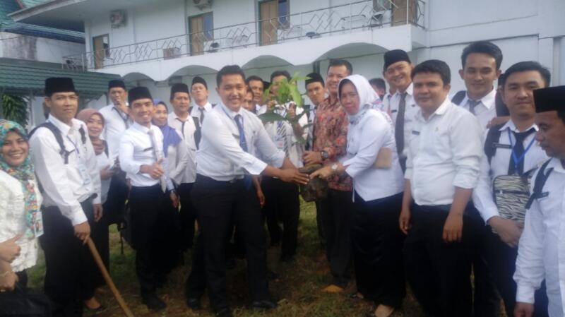 bpsdmbengkulu's tweet photo. Penanaman pohon dari peserta Diklat Barjas (barang dan jasa) bersama narasumber dari LKPP &amp; Kabid Teknis di halaman BPSDM Provinsi Bengkulu https://t.co/68kUk8aLEr