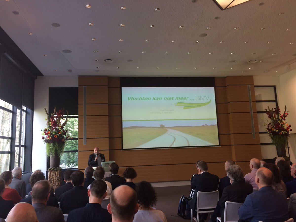 WouterVdBerghe's tweet photo. Ludo Kluppels van het BIVV met een boeiende uiteenzetting op de Nederlandse Verkeersgedragdag #VGD17 https://t.co/w1AHpMOYwH