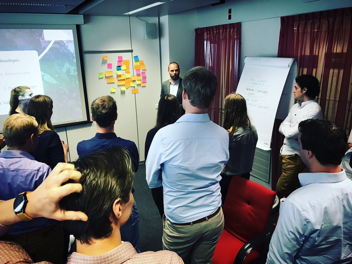 Kersverse <a href="/Rijkswaterstaat/">Rijkswaterstaat</a> trainees in gesprek over de ideale ambtenaar. Jonge, slimme publieke professionals! #koers2020