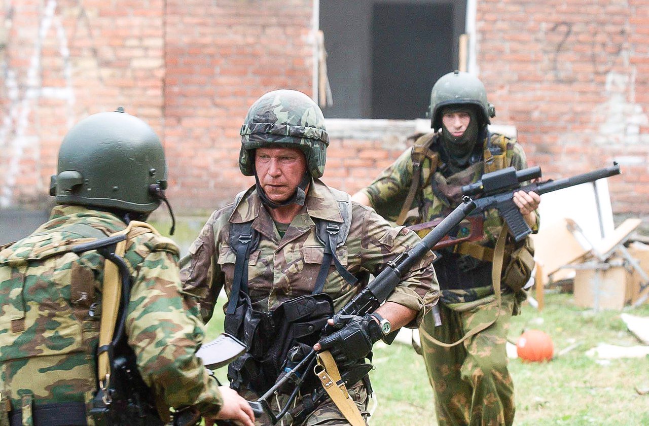 X \ Grey-shop.ru على X: "#FSB operators during mission on release of hostages in the Beslan school, archive. _ https://t.co/Hj2NFNnILF Original equipment from Russia https://t.co/T17FE2kWw6"