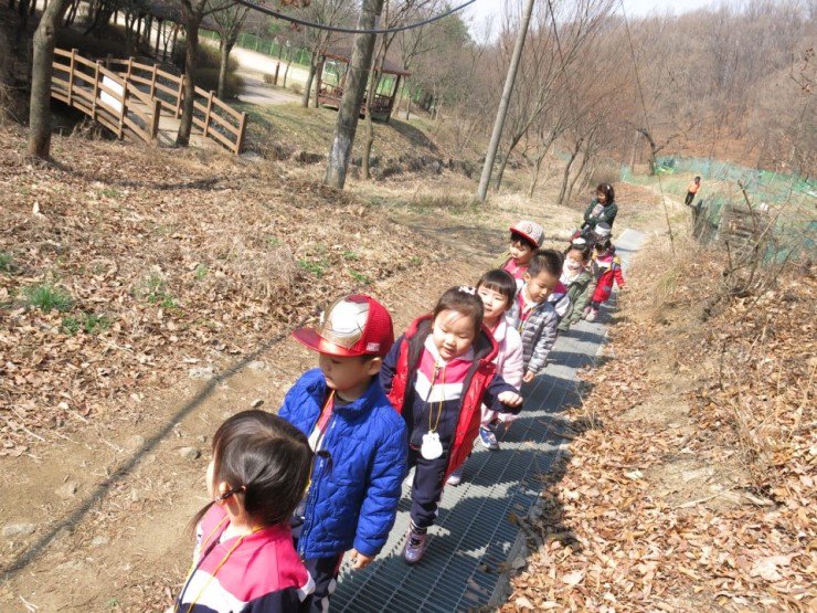 주말농장 텃밭에 가 감자를 심어보고 나들이를했어요.
날씨가 너무 좋아 비눗방울과 모래놀이도 하며 신나는 하루를 보냈어요.