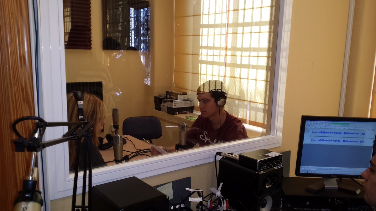 RadiOlavide's tweet photo. #FelizMiércoles Hoy los estudios siguen echando humo!!! Estudiantes del 2º curso de Sociología dándonos alegría!! https://t.co/8lrBD99ZXE