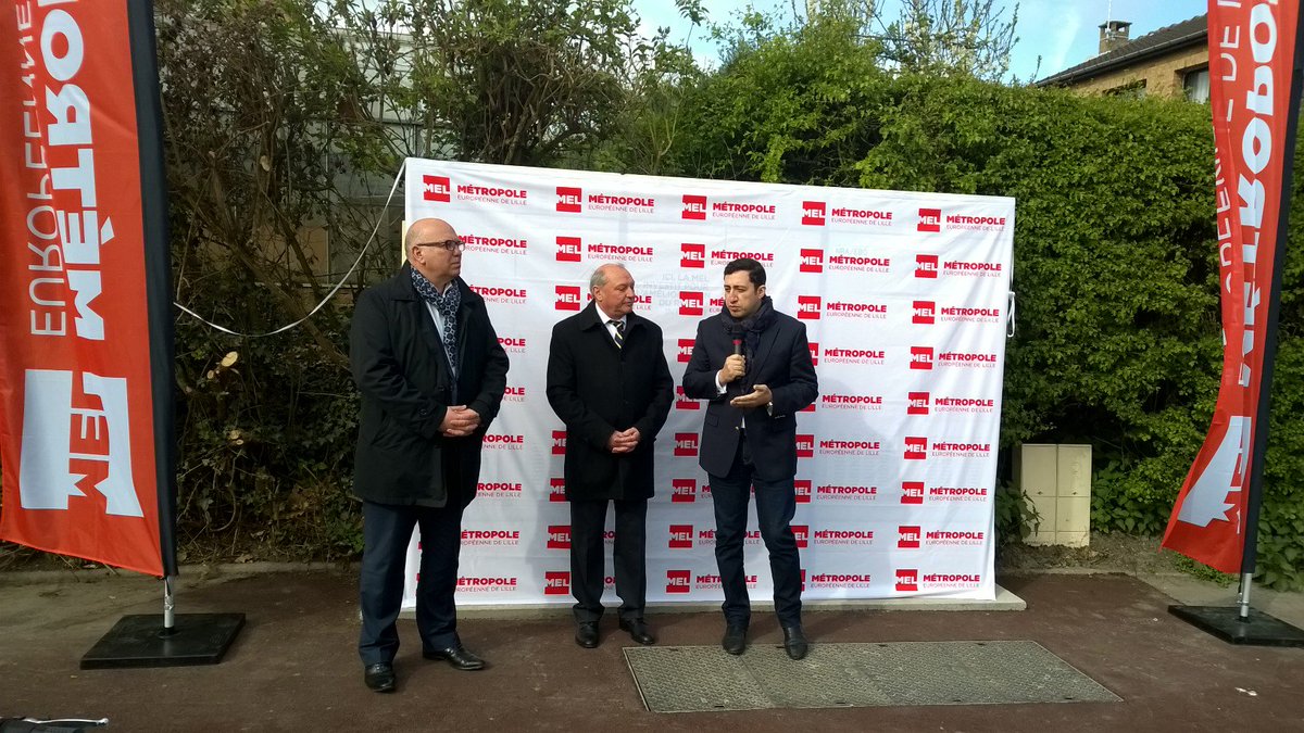 MetropoleLille's tweet photo. La @MEL_Lille prépare le haut débit sur son territoire: inauguration des 1ères armoires de #montéeendébit à #Escobecques. #AOural #ACambien https://t.co/laEXjWCAAR