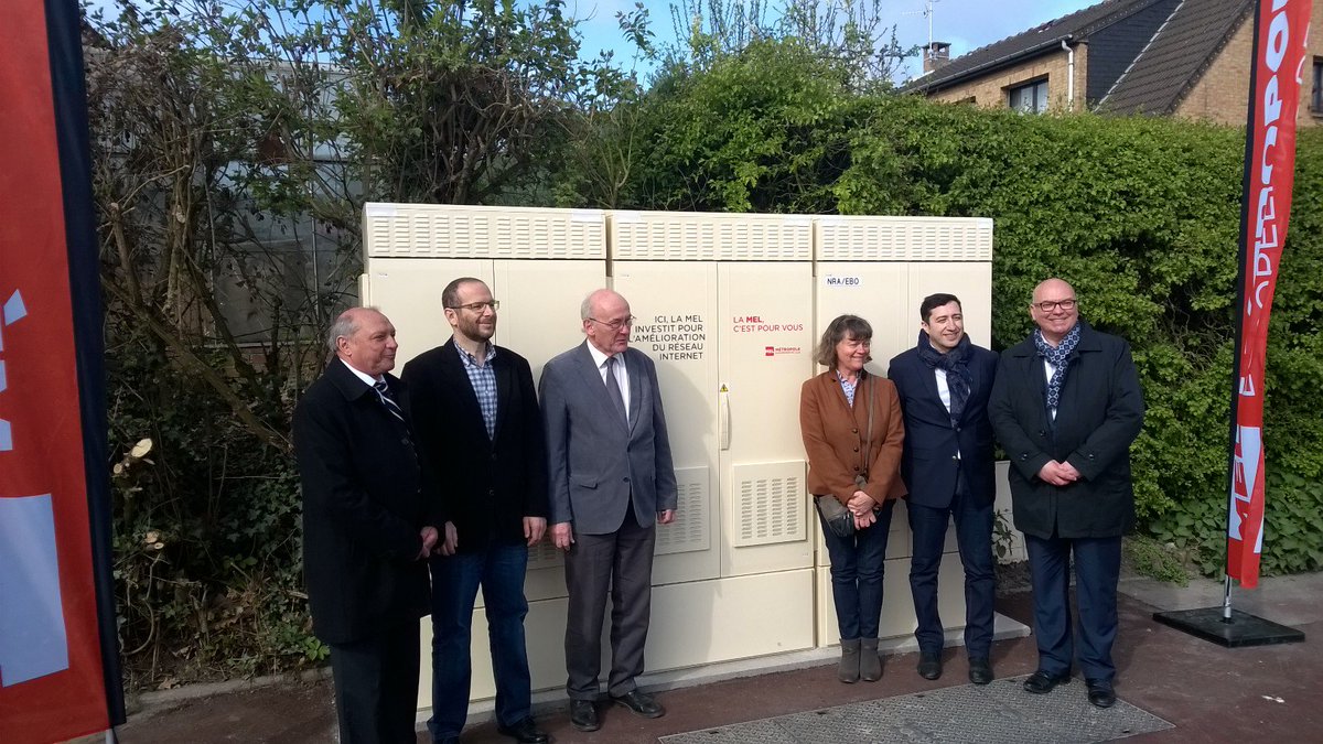 MetropoleLille's tweet photo. La @MEL_Lille prépare le haut débit sur son territoire: inauguration des 1ères armoires de #montéeendébit à #Escobecques. #AOural #ACambien https://t.co/laEXjWCAAR