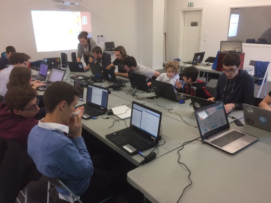 tekgui's tweet photo. Aujourd'hui le Coding Club d'@EpitechToulouse accueille 15 lycéens au @QuaiDesSavoirs pour créer un runner dans les rues de Toulouse ! https://t.co/fkx9Tox9sG