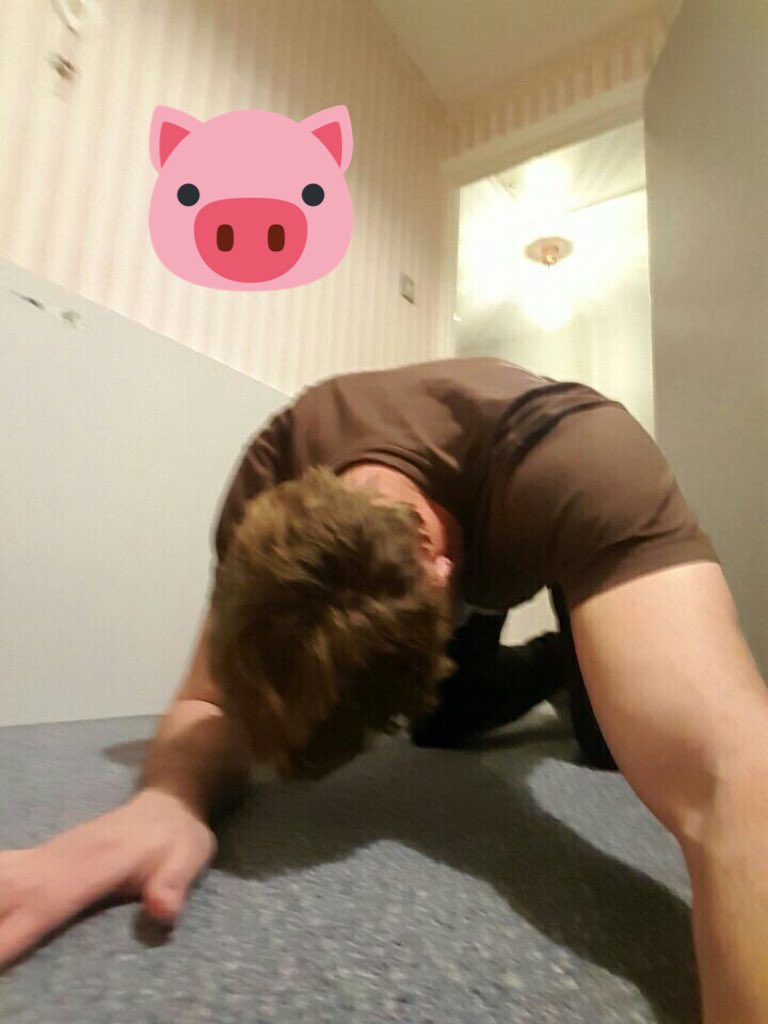 Mimmzi1's tweet photo. Useless slave thinks this will impress me,pfft no bitch hand over that wallet #Findom #GoddessWorship #paypig #mindfuck #walletrape #finsub https://t.co/578O48DIpT
