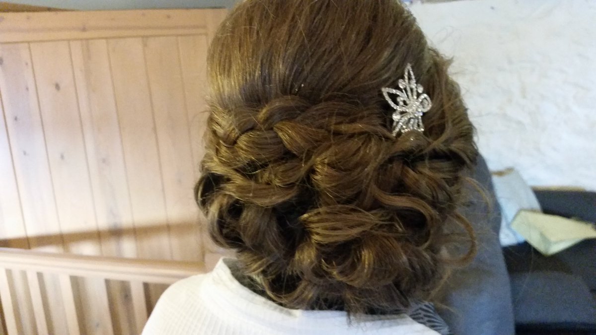 Tarynwilliams88's tweet photo. #hair from #Saturday #wedding #weddinginspo #WeddingKnight #weddingWednesday #weddingideas #hairstyle #bridalmarket #bridal #weddingseason https://t.co/FgPznGKxp4