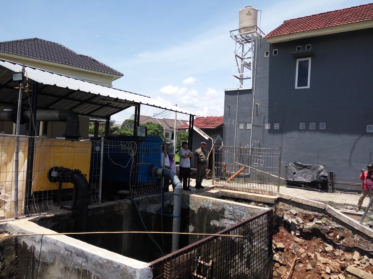 Rabu (5/4) Wali Kota <a href="/Rahmat_Effendi_/">Dr. Rahmat Effendi</a>  sidak bangunan Turap Polder Mini yg ambruk di Perum Pondok Timur Mas, Galaxy <a href="/kec_bekselatan/">Kec.BekasiSelatan</a>