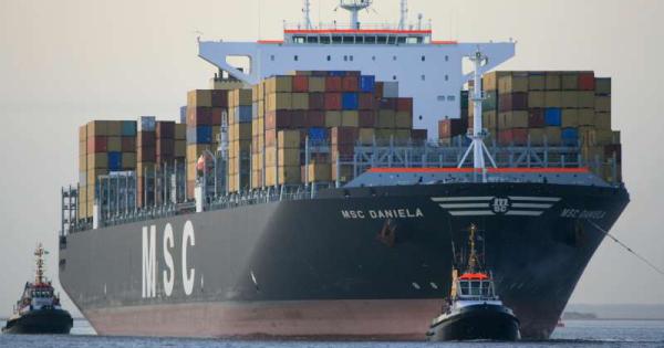 gazzettadelsud's tweet photo. In fiamme la porta container #MscDaniela: Una delle piΓΉ grandi navi porta container del mondo, la Msc 'Daniela', Γ¨β¦ https://t.co/aY1ephRrWL https://t.co/66SCyfzg4P
