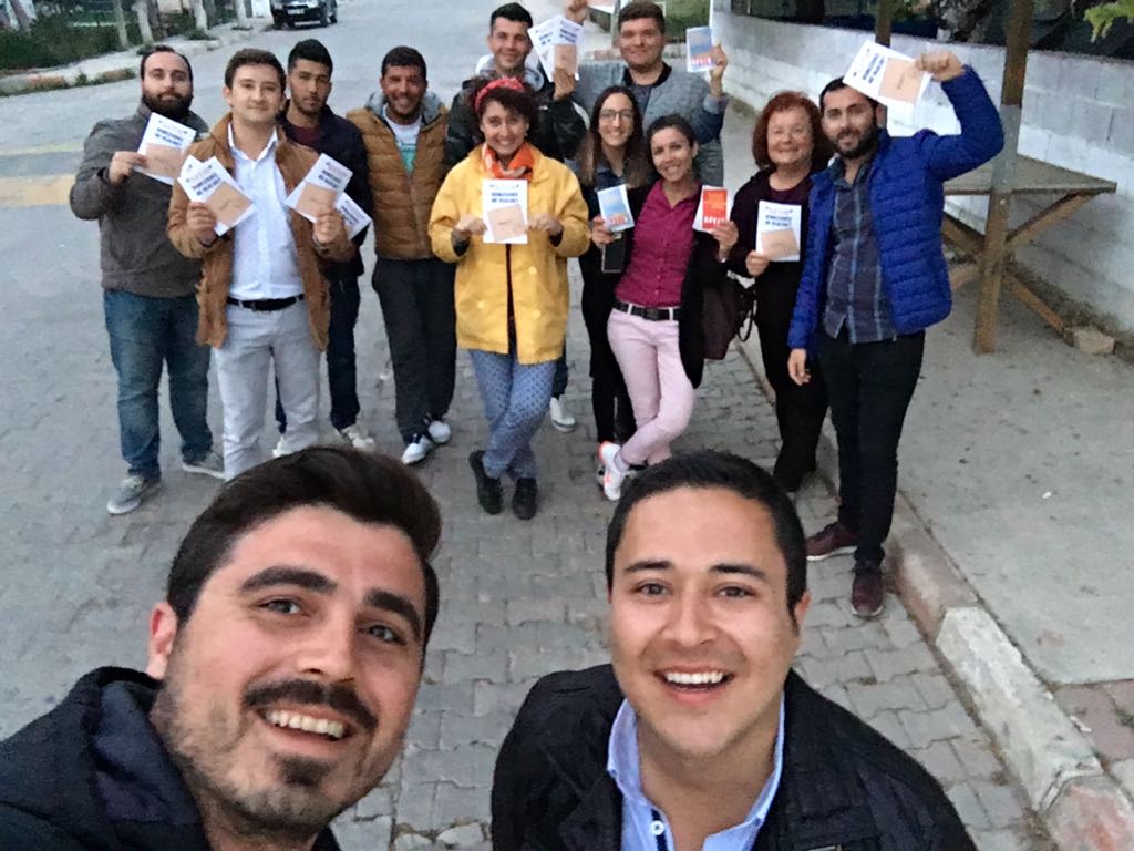 SheylaAte5's tweet photo. Seferihisar chp gençlik kolları kadın kollarimizla referanduma HAYIR çalışması..💪💪 https://t.co/iS2xTTrZ2B