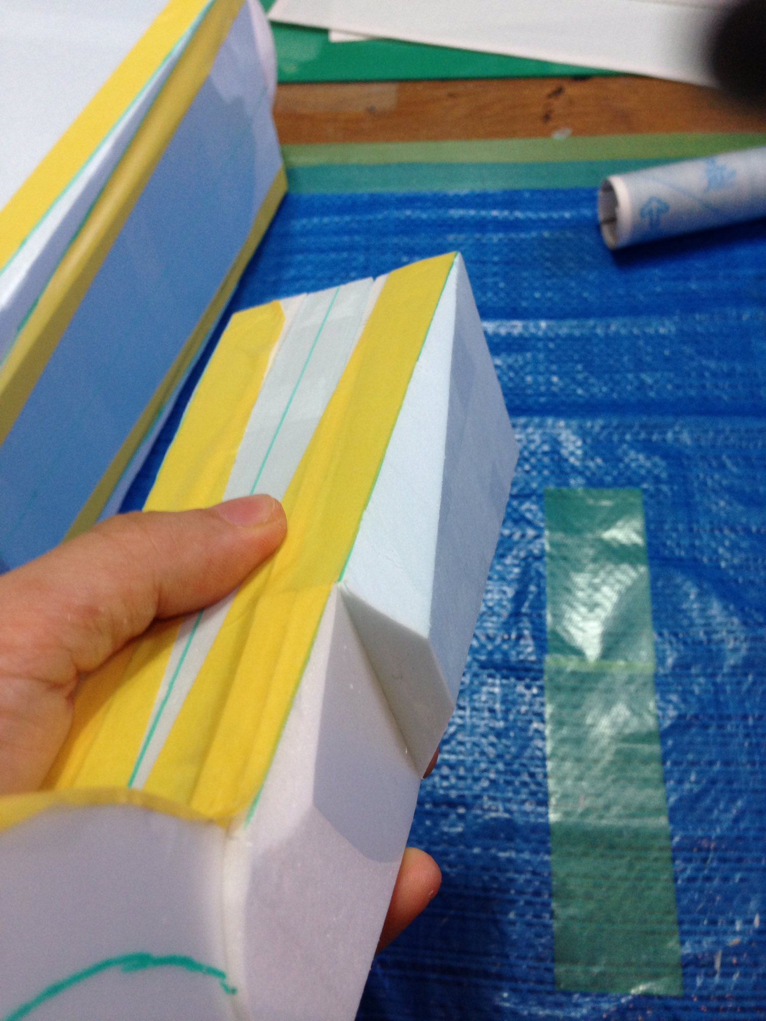 Twitter 上的 Kaname 自己流鬼灯の金棒の作り方を簡潔にご紹介 30f程度の紙筒を心棒に スタイロフォーム 規格 Rb Gk とスチレンボードの素板で形を形成 発泡スチロールの三角錐を付けて 下地 用のメディウムにブラックジェッソを混ぜて塗装 特製の特大