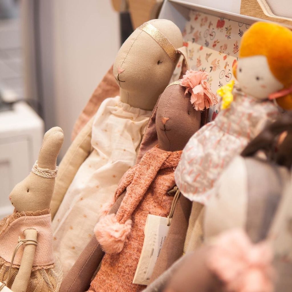 maisonauguste's tweet photo. Beautiful dolls mix 💕 from #maileg and #moulinroty. .
.
.
.
#london #hampstead #kidsroom #kidsroomdecor #designfor… https://t.co/5sVji7kyLo https://t.co/nkvBF6azHx