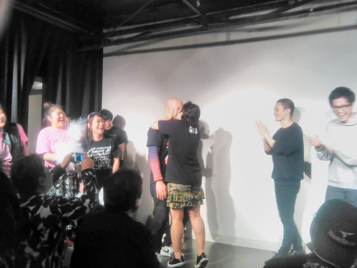 O Xrhsths 無我 むが やられたらやり返せ Sto Twitter 新宿歌舞伎町で芸人 八幡カオル主催のお笑いライブ 八幡フェスvol 0 を見た 熟女のakb 熟女のコント 熟女の恋愛トーク 熟女の政治風刺 歌う熟女 はしゃぐ熟女 回る熟女 熟女のキス と盛りだくさんで