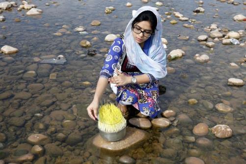 earlytimesjk's tweet image. A woman paying obeisance to holy saakh before immersing it in Tawi river waters on the eve of Ashtami #mukeshgupta