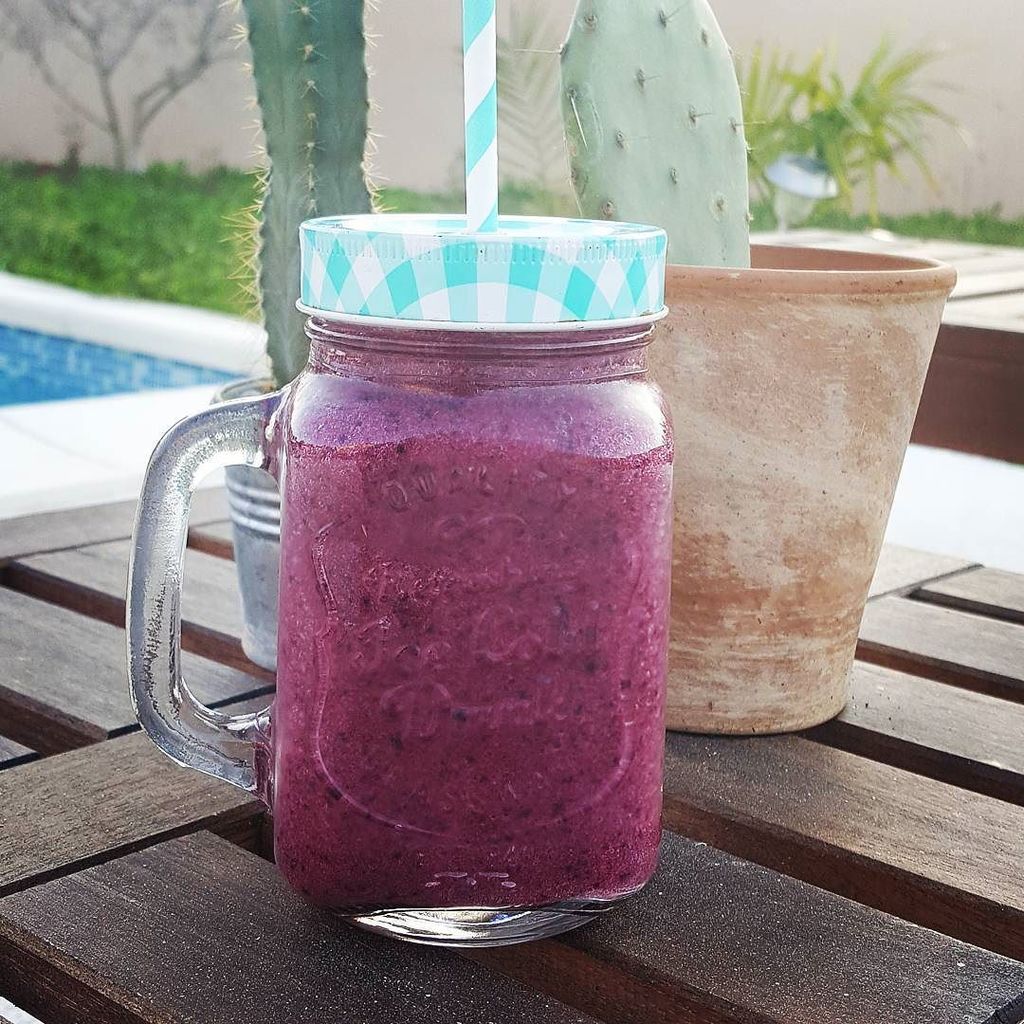 EliseditATable's tweet photo. Ce matin le smoothie c'est ananas myrtilles ! Délicieux!!! 🍍
Bonne journée!! #newake #food #montpellier #smoothie … https://t.co/7r9wsM2ZhC https://t.co/jQDb2OuVov