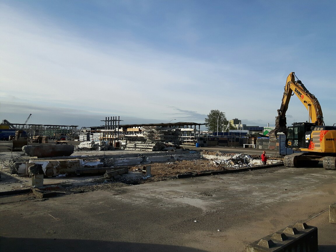 volgende fase, oude vloeren verwijderen.
de harde werkers van <a href="/borkgroep/">Borkgroep Stuifzand</a> #slopen 
nog even geduld voordat de #nieuwbouw kan starten #Meppel