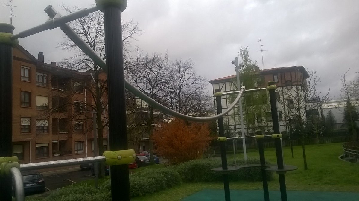 MIB_MIB77's tweet photo. #parquegernika @getxoudala desmontó la tirolina hace más de 15 días y los vecinos preguntan cuándo se pone de nuevo! @Periodico_Getxo https://t.co/3JNoxc7T1g