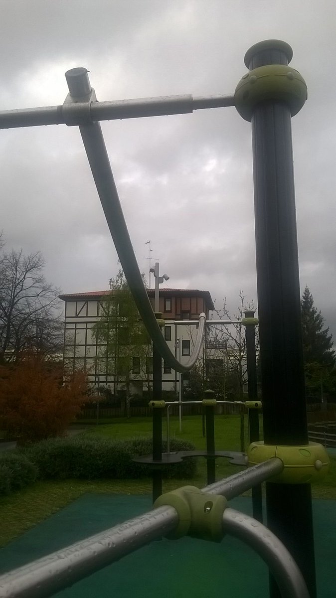MIB_MIB77's tweet photo. #parquegernika @getxoudala desmontó la tirolina hace más de 15 días y los vecinos preguntan cuándo se pone de nuevo! @Periodico_Getxo https://t.co/3JNoxc7T1g