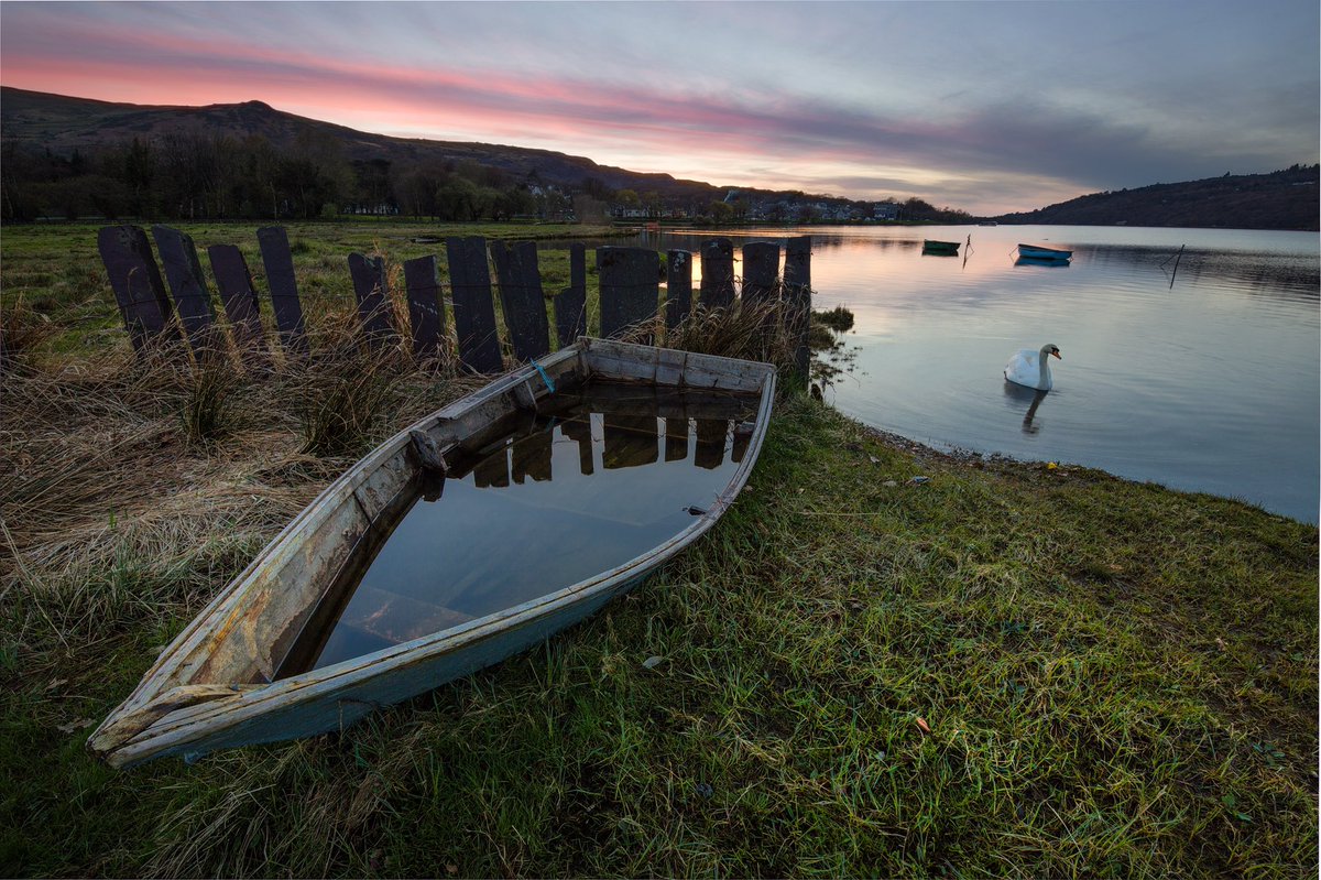 ItsYourWales's tweet photo. Just so perfect at Llanberis in this sunset scene from Mike - #BeautifulWales #Welshtranquility courtesy @mhulmeimaging https://t.co/mEojk265uc