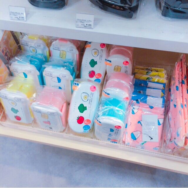 みぞぐちともや Sur Twitter 名古屋駅のロフトにお弁当グッズ 入ってるようです 取り扱い店舗はロフト さんみたいです 残念ながらサンプル写真がないのですが 弁当箱 箸入れ 巾着 トート ボトルがありますよん 是非探して見てください