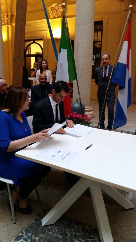 HMCmbovakschool's tweet photo. Onder toeziend oog van NL Ambassadeur, Consul en pers ondertekenen HMC en Italiaanse instituten letter of intent https://t.co/gVMfU7QIZL https://t.co/Tp8WeiHqJP