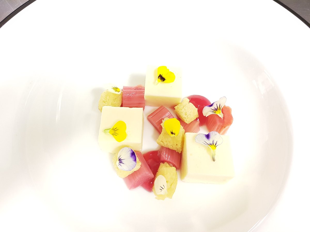 SearcysVintners's tweet photo. @SearcysVintners #delicious Pink Champagne rhubarb with frangipane &amp; Tahitian vanilla #beautiful @Searcys @VintnersCompany https://t.co/s8ENjPAvek