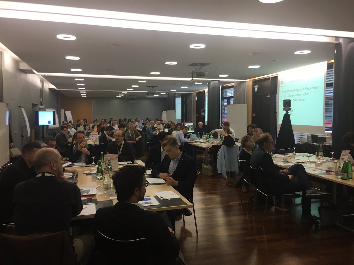 NilsHafner's tweet photo. ELearning wird deutlich nutzerzentrierter. Kompetenzniveaus werden neu definiert und der digitalen Welt angepasst.  #selc17 https://t.co/ombbNcFfGt