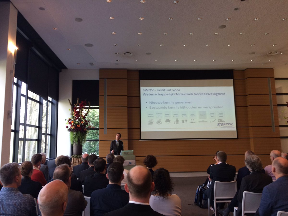 ilseharms's tweet photo. We mogen citeren: "Directeur SWOV gedraagt zich altijd in het verkeer". Opening #VGD17 door @PetervderKnaap https://t.co/Z7ZbfBsioS