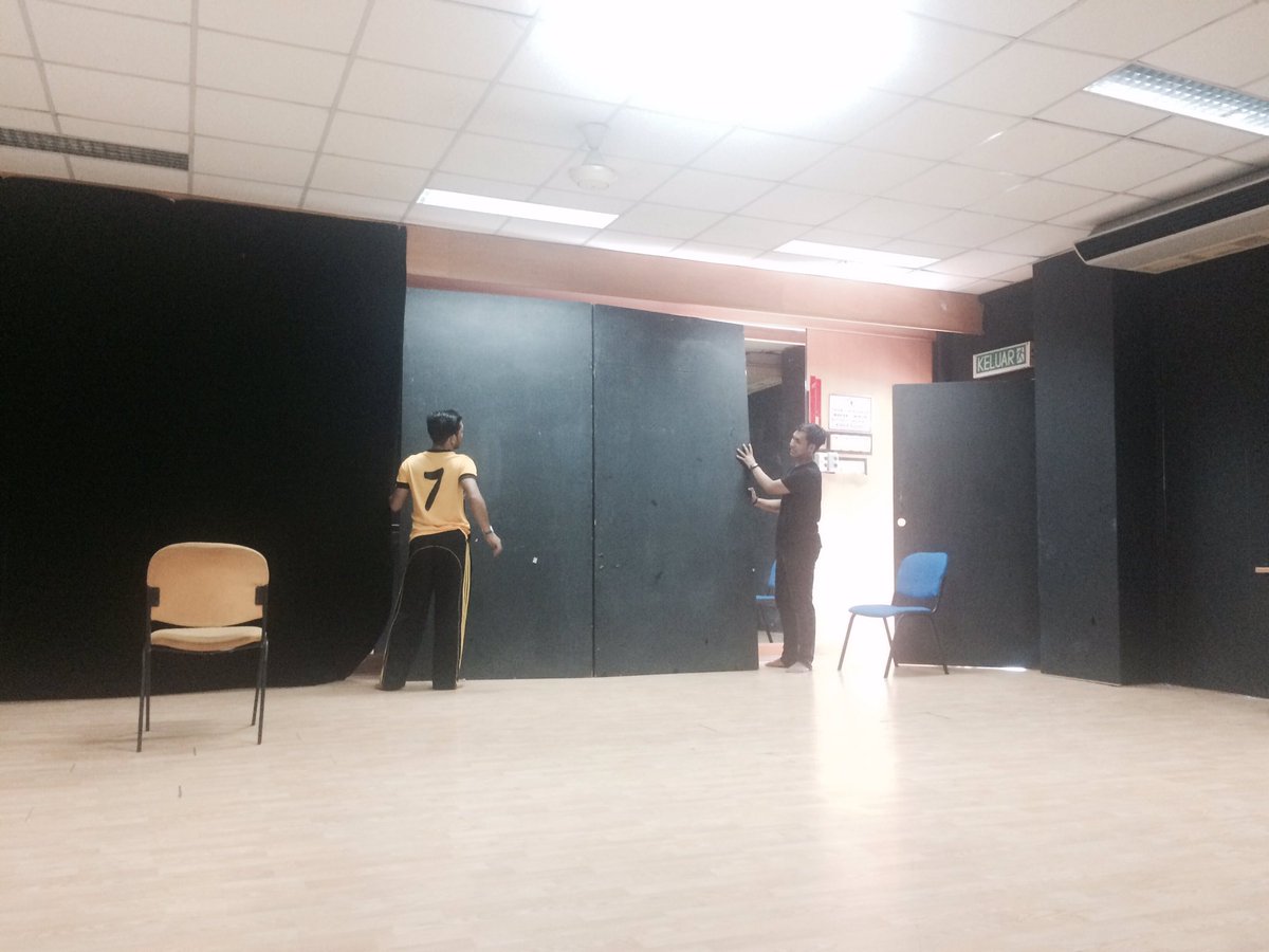 badangthemovie's tweet photo. KREW SEDANG MEMBUAT PERSIAPAN UNTUK PLAY READING #MamakTheMusical MALAM INI BERSAMA PENSYARAH. #ApaMau https://t.co/bysGjzwfx0