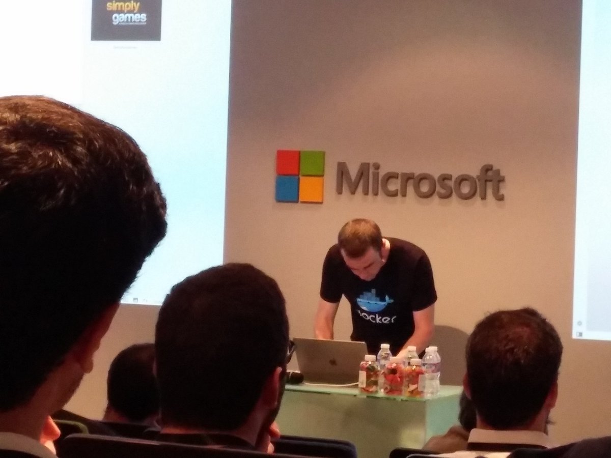 psousa75's tweet image. @EltonStoneman in action @docker #MSOSCamp