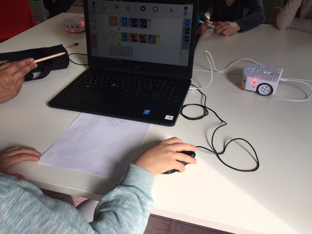 YannPoirson's tweet photo. #objetsconnectants #MaisonQuartier les enfants testent la version #asebaVPL pour programmerleur @ThymioII en mode #RobotBlagueur https://t.co/qxlOev0OzX