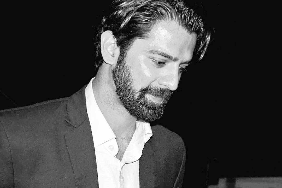 TellyTalkIndia's tweet photo. How many hearts❤️ &amp; RTs🔁 for this monochrome picture of #BarunSobti? https://t.co/I0m6yQEn0q