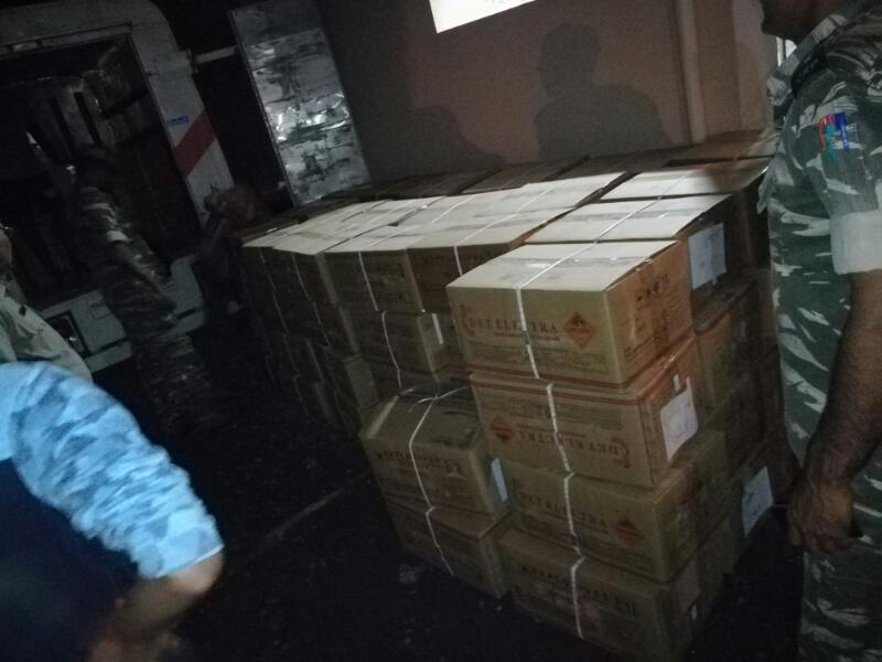 crpfindia's tweet photo. #HugeCache ; In a joint Ops 66 Bn, CRPF & WBP confiscated 1,80,000 electronic detonators
from a tata-407 near vill Khabpur, Birbhum, WB. https://t.co/jAH655UmxV
