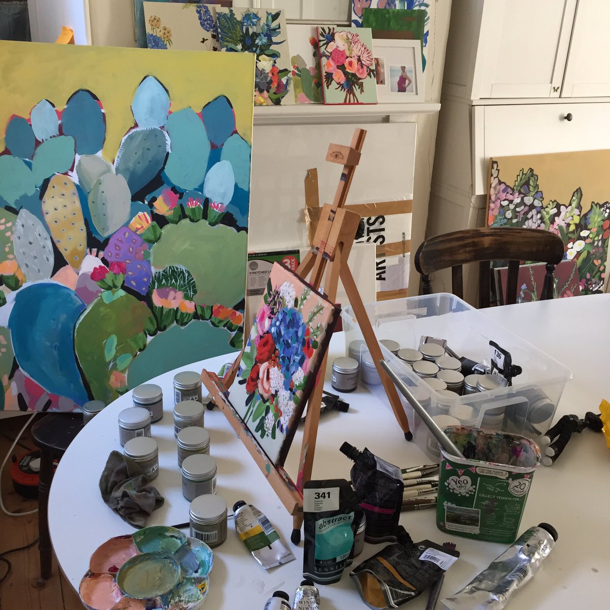 KarenTStudio's tweet photo. Busy in the #studio today. Working on #bouquets and #Cactus. And having a lovely time. #weddingWednesday #wednesdaymotivation https://t.co/TmxYcky3Sg