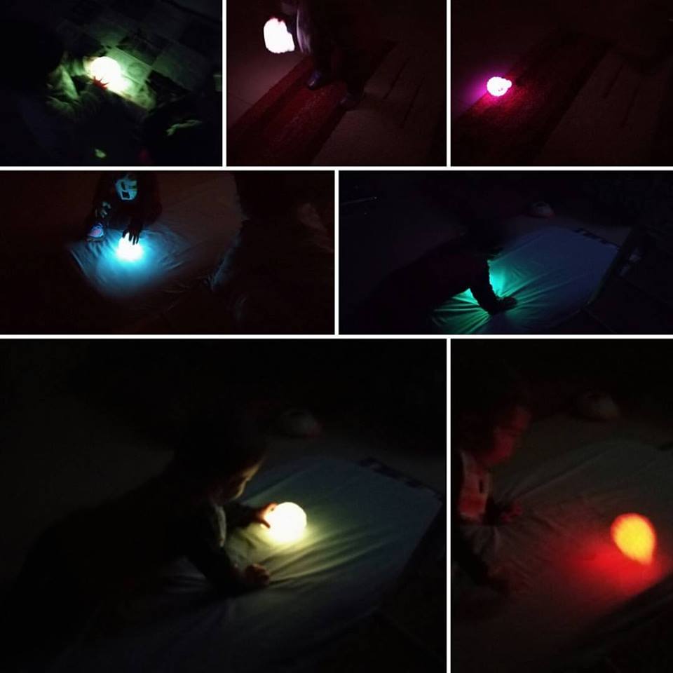 canclaueducacio's tweet photo. La foscor ens sorpren amb llums que canvien de color.  #madrededia #pedagogiadelallum #reggioemillia #malaguzzi #educarenelasombro https://t.co/NfQqX0We9z