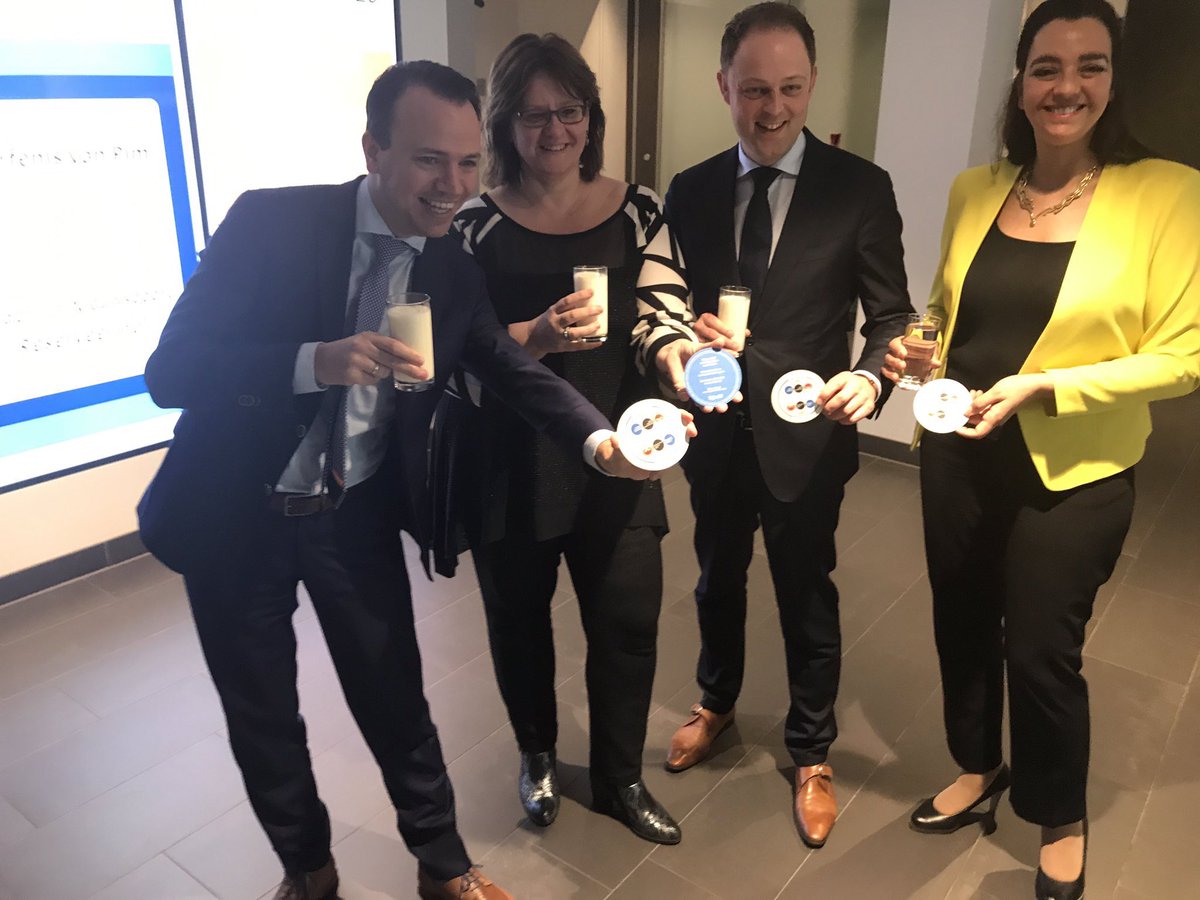 Fryslân presenteert zijn lobby ten behoeve van de formatie op de achterkant van een bierviltje. Zie: fryslan.frl/bierviltje