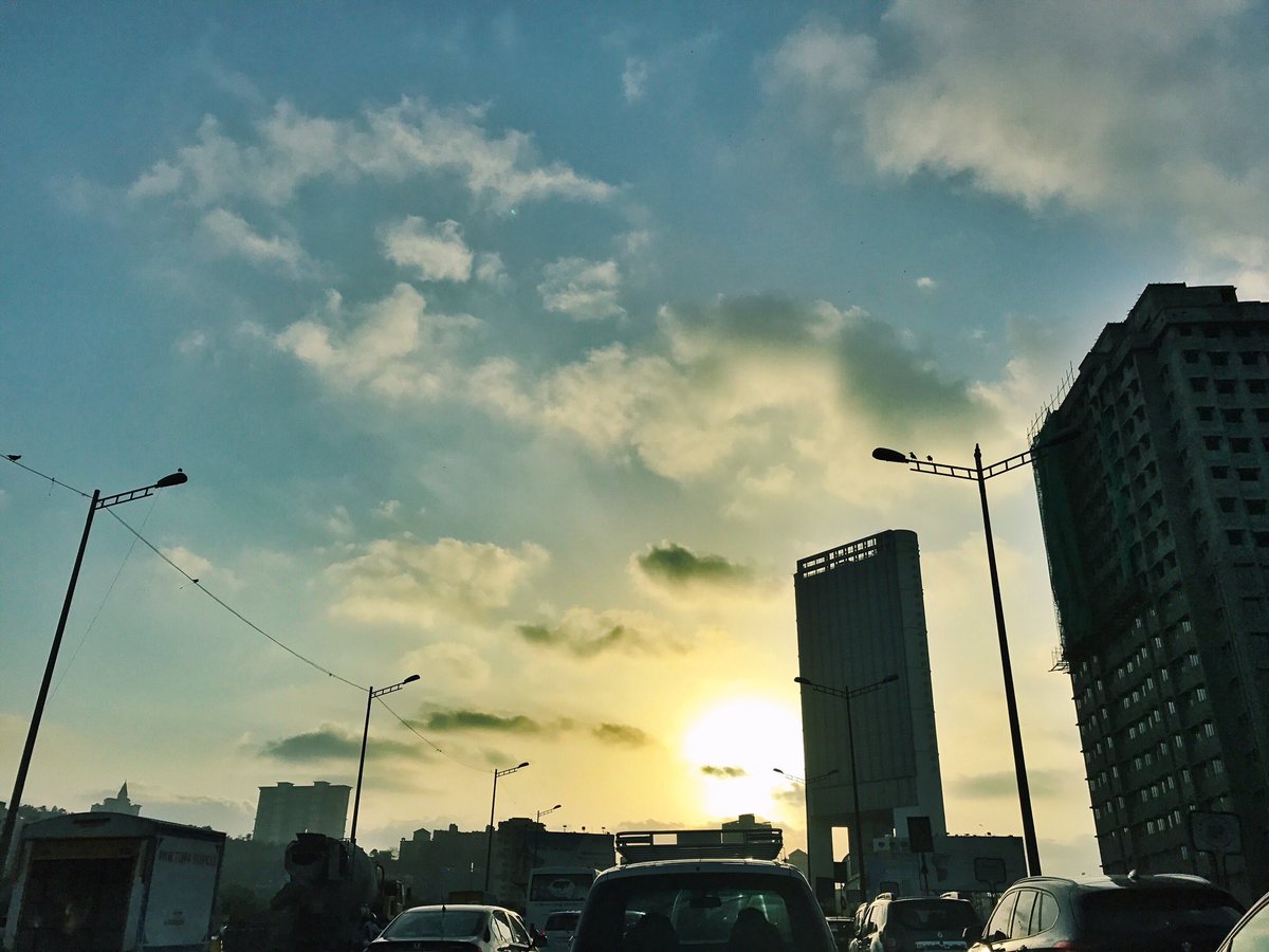 iamMostlySane's tweet photo. How can a city be pretty and annoying at the same time? Mumbai's a wife. #Heehaw #JK https://t.co/iaG6IIJQiT