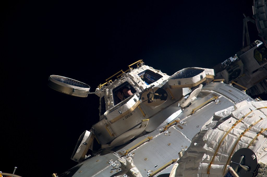 spaceexplore's tweet photo. Fenêtre ouverte sur l'espace la #cupola très utile pr piloter le #Canadarm2 pdt #EVA41 @Thom_astro @ESA_fr @Thales_Alenia_S @CNES https://t.co/RxLw2qGjLi