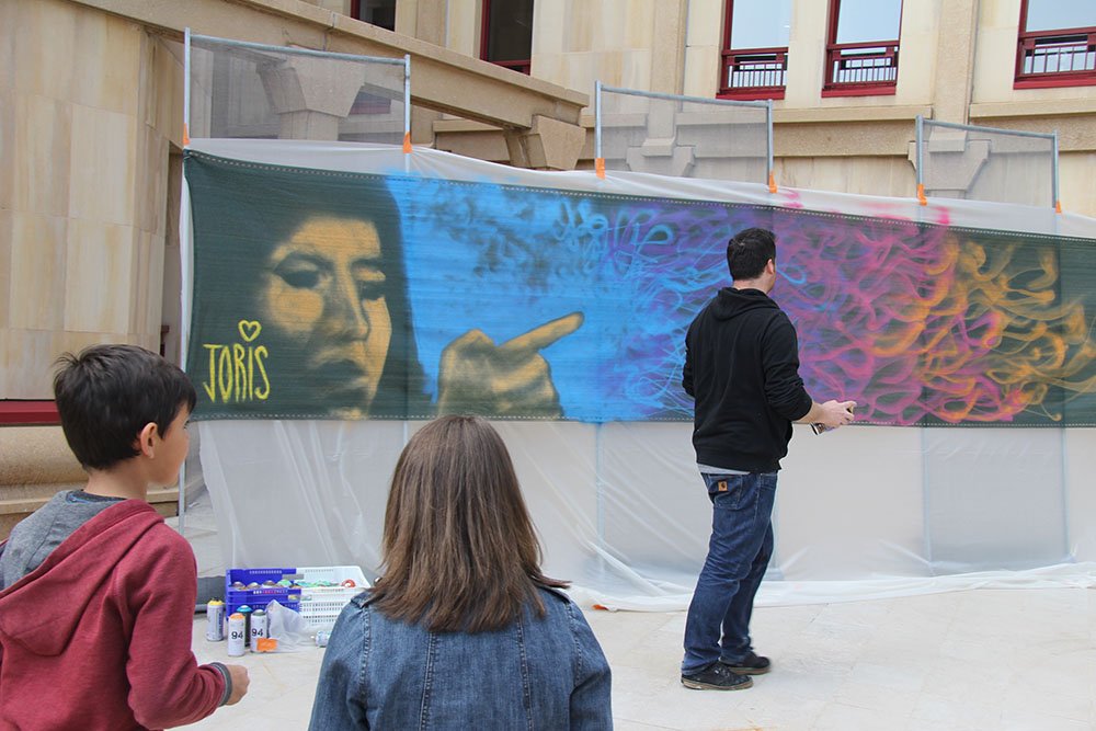 Allierdpt's tweet photo. Exposition #StreetArtCity | Ils graffent en ce moment à l'Hôtel du Dpt pour le plaisir de l'oeil et des jeunes #CDJ03 ! #Allier #StreetArt https://t.co/XEmnCUZdJa