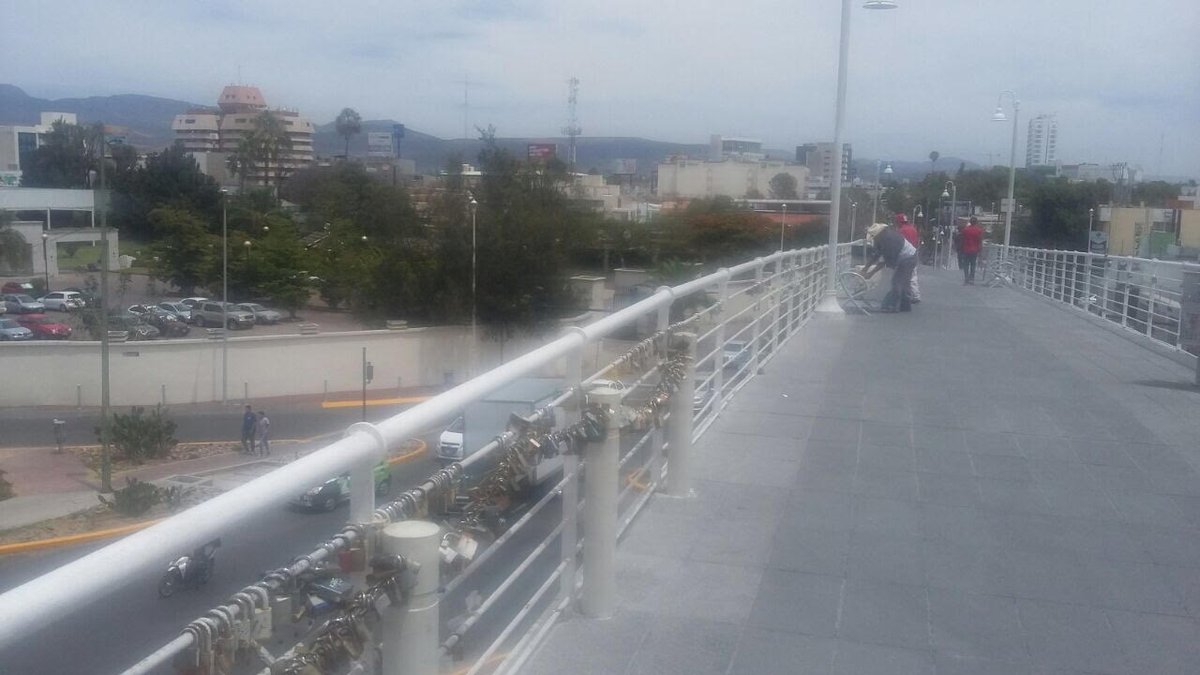 #Entérate Nuestras cuadrillas de mantenimiento acudieron a limpiar nuevamente el "puente del amor",¡Respeta tú ciudad!